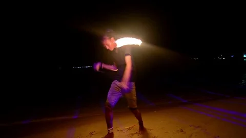 Amazing fire performer in Phi Phi Island beach at night. Vidéo 76978821