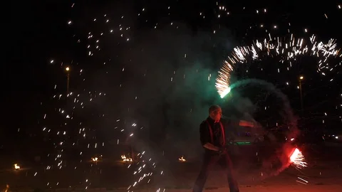 An amazing fire show at night. A man spinning fire. Long shot 動画素材 101049280