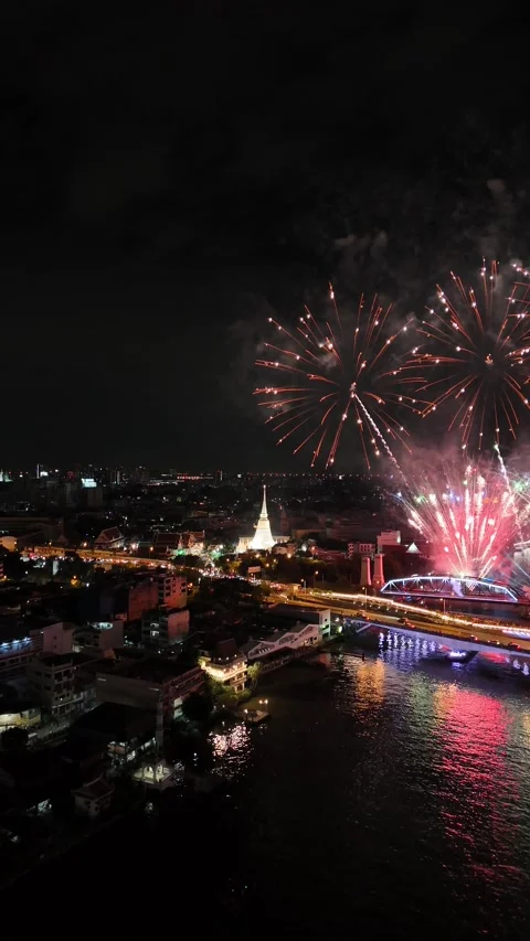 Amazing Fireworks Exploding Over Bangkok, Thailand at Night Vídeos de archivo 335837922
