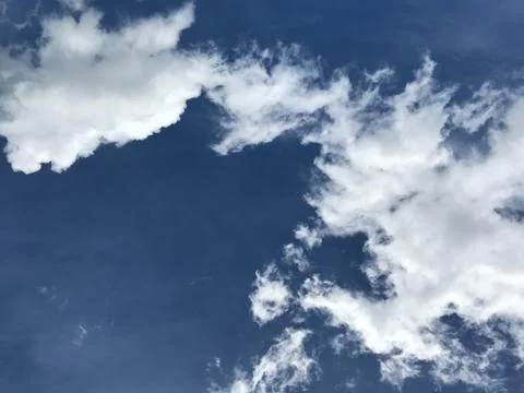 Amazing fluffy clouds with dramatic bright blue sky Foto stock