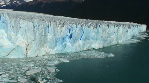 Amazing Glacier breaking and falling 스톡 동영상 40712121