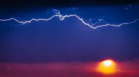 Amazing Lightning at Sunset, Dramatic Moody Sky Foto stock