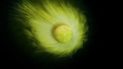 Amazing macro of yellow pill dissolving in water looking like a planet abstra Vidéo 79779685