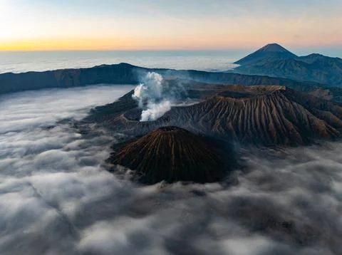 Amazing Mount Bromo volcano during sunrise from king kong viewpoint on Moun.. Foto stock