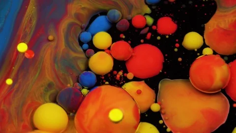 Amazing multicolored bubbles of paint on the oil surface. Paint in oil. Vídeo Stock 105175350
