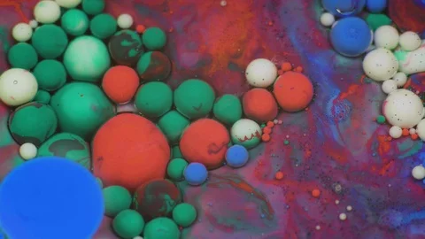 Amazing multicolored bubbles of paint on the oil surface. Paint in oil. Vídeo Stock 105176372