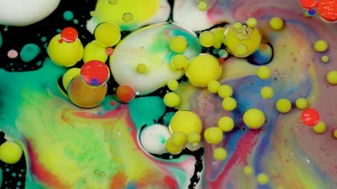 Amazing multicolored bubbles of paint on the oil surface. Paint in oil. Vídeos de archivo 105183493