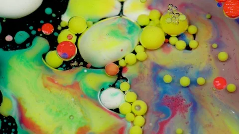 Amazing multicolored bubbles of paint on the oil surface. Paint in oil. Vídeos de archivo 105183737