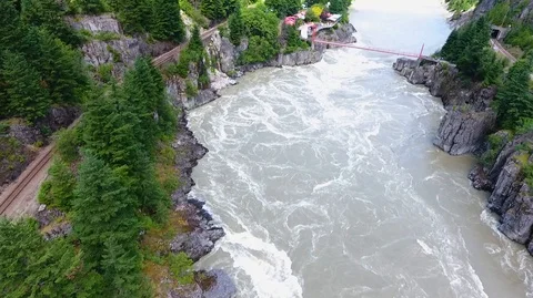 Amazing pan up from Hells Gate on Fraser River Vídeo Stock 92708856