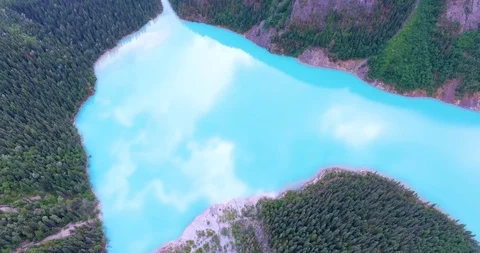 Amazing pan over blue lake in rocky mountains Vídeo Stock 92708853