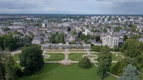 Amazing panoramic drone movement backwards towards the botanical garden of Parc Stockbeeldmateriaal 295840507