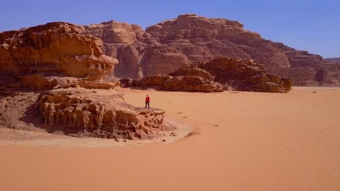 Amazing panoramic view of a man standing on a mountain cliff in the desert Video stock 103217477