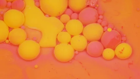 Amazing pink and yellow bubbles of paint on the oil surface. Paint in oil. Vidéo 105179898