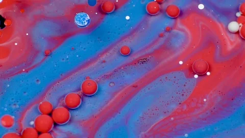 Amazing red and blue bubbles of paint on the oil surface. Paint in oil. Vídeo Stock 105189020