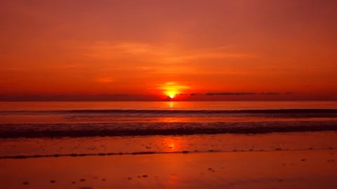 Amazing red sunset on the beach. The Sun goes down below the horizon and calm Vídeo Stock 287667394