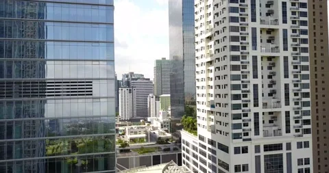 Amazing reflection in the building BGC Philippines 4k Vídeo Stock 134590357