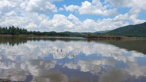Amazing sky reflection of the white clouds off the pond. Blue sky Stock-Fotos