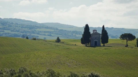 Amazing spring landscape with green rolling hill and Vitaleta chapel near Pienza 库存影片 123556383