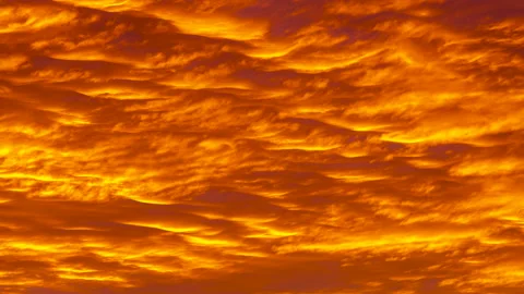 An amazing sunset on a cloudy day. Backdrop with the light moving across the Vídeos de archivo 139391273