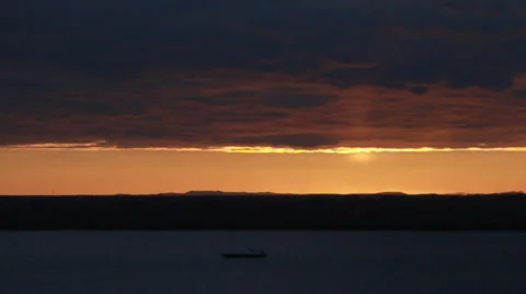Amazing Sunset. The sun goes below the horizon. Beautiful sunset. Vídeo Stock 32364795