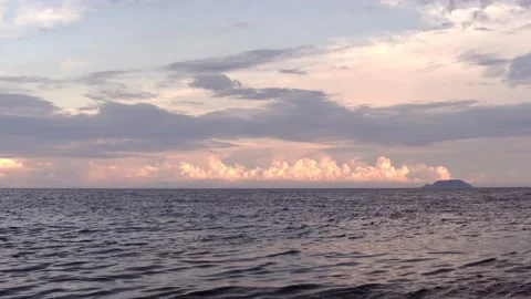 Amazing sunset view on Philippines beach. Summer tropical sunset. Vídeo Stock 155562998