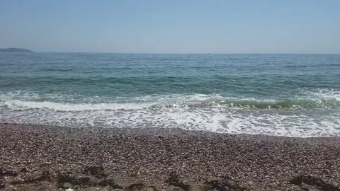 Amazing Super Slow Motion View of Sea Waves Breaking on Shingle Beach Video stock 337490554