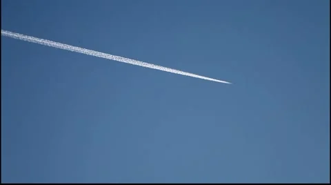 Amazing timelapse jet trail with 2nd lower no-trail jet pass Video stock 47622404