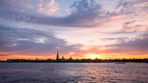 Amazing timelapse of Peter and Paul fortress at sunset time, boats and ferries 動画素材 86013281