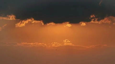 Amazing timelapsed Sunrise through the Clouds Stockbeeldmateriaal 7904134