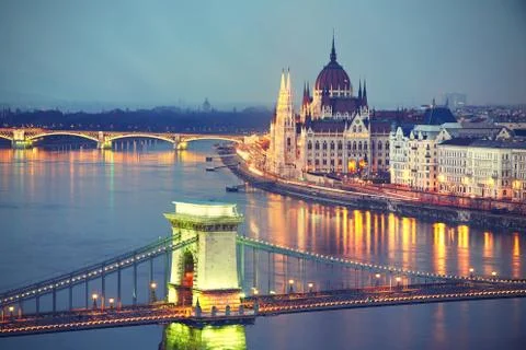 Amazing twilight with The Szechenyi Chain Bridge and Parliament in Budapest - Stock-Fotos