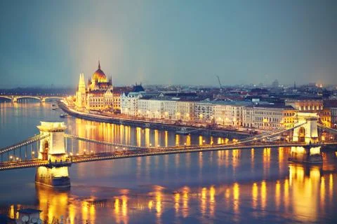 Amazing twilight with The Szechenyi Chain Bridge and Parliament in Budapest - Stock-Fotos