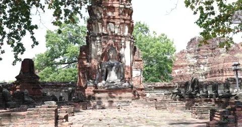 Amazing view of the Buddhist temple in the ancient city of the Ayutthaya Stock Footage 344794790