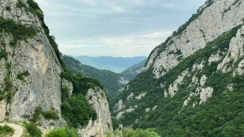 Amazing view of the Gizeldon gorge on the road to Dargavs village Vídeos de archivo 157857807