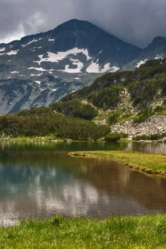 Amazing view of Muratovo Lake and reflection of Banski Suhodol Peak Stock Photos