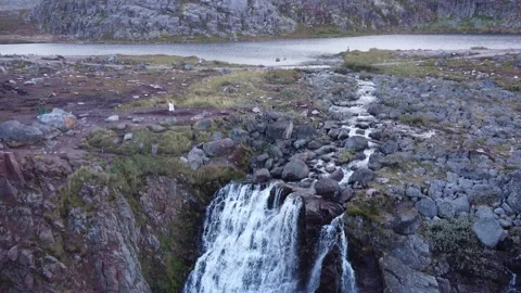 Amazing waterfall of Teriberka Vidéo 220533763