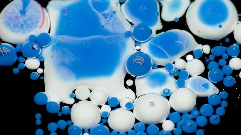 Amazing white and blue bubbles of paint on the oil surface. Paint in oil. Vídeos de archivo 105185490