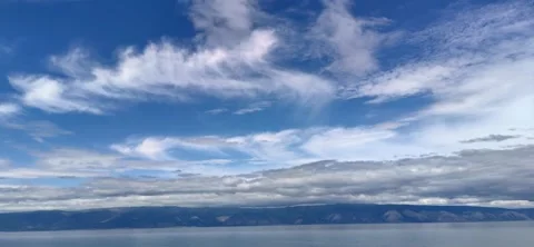 Amazing white clouds moving over lake baikal timelapse. Stock-Footage 333609917
