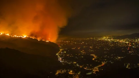 Amazing wildfire time lapse above the city of Burbank, CA 스톡 동영상 80357898