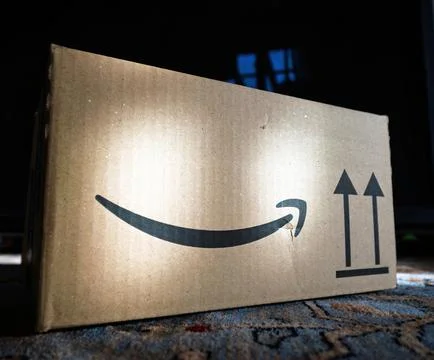 Amazon Box with Logo and Direction Arrows Foto stock