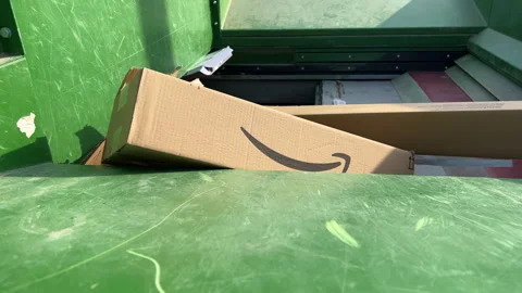 Amazon Box Pushed Into Recycling Chute Vidéo 306051200