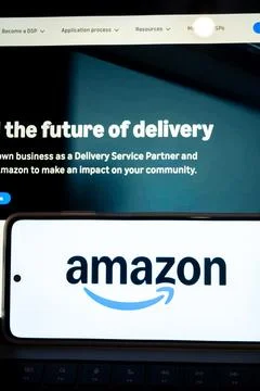 Amazon brand logo on a mobile device Fotos de archivo