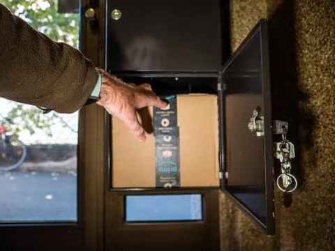 Amazon cardboard parcel in mailbox pick-up Foto stock