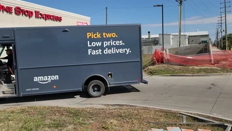 Amazon Delivery Driver Driving Gas Station Vidéo 218206926