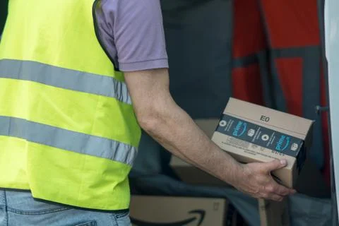 Amazon delivery man at work Foto stock