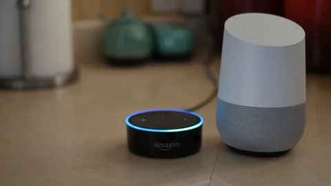 Amazon Echo and Google Home Lighting Up Together Vídeo Stock 90532405