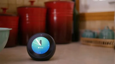Amazon Echo Spot Showing Clock and Weather on Screen Vídeo Stock 99151163