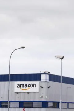 Amazon electronic commerce company logo on logistics building Fotos de archivo