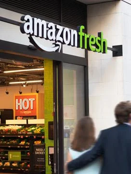 Amazon fresh logo storefront sign above entrance Fotos de archivo
