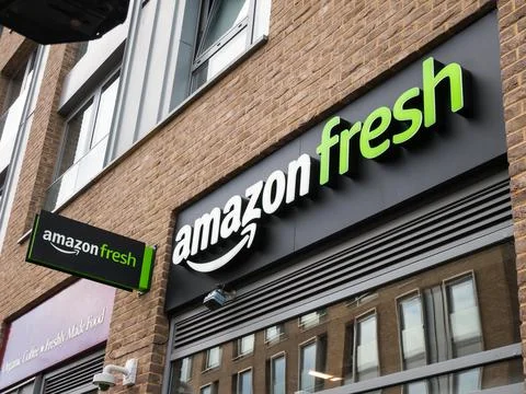 The Amazon Fresh store name and logo. Dalston, London, UK. 스톡 사진