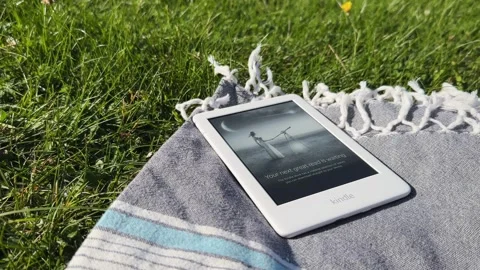 Amazon Kindle e-book reader outdoor Видео 250445415